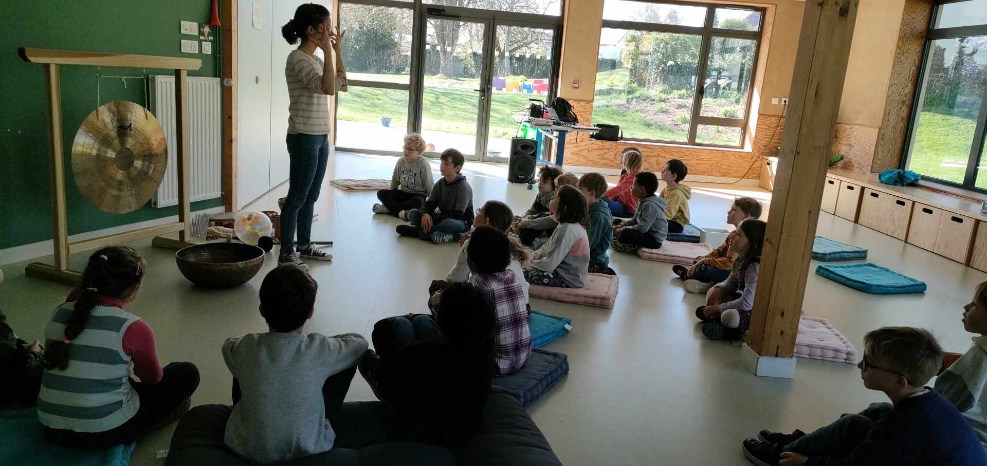Intervention d'Audrey pour expliquer son métier de sonothérapeuthe.