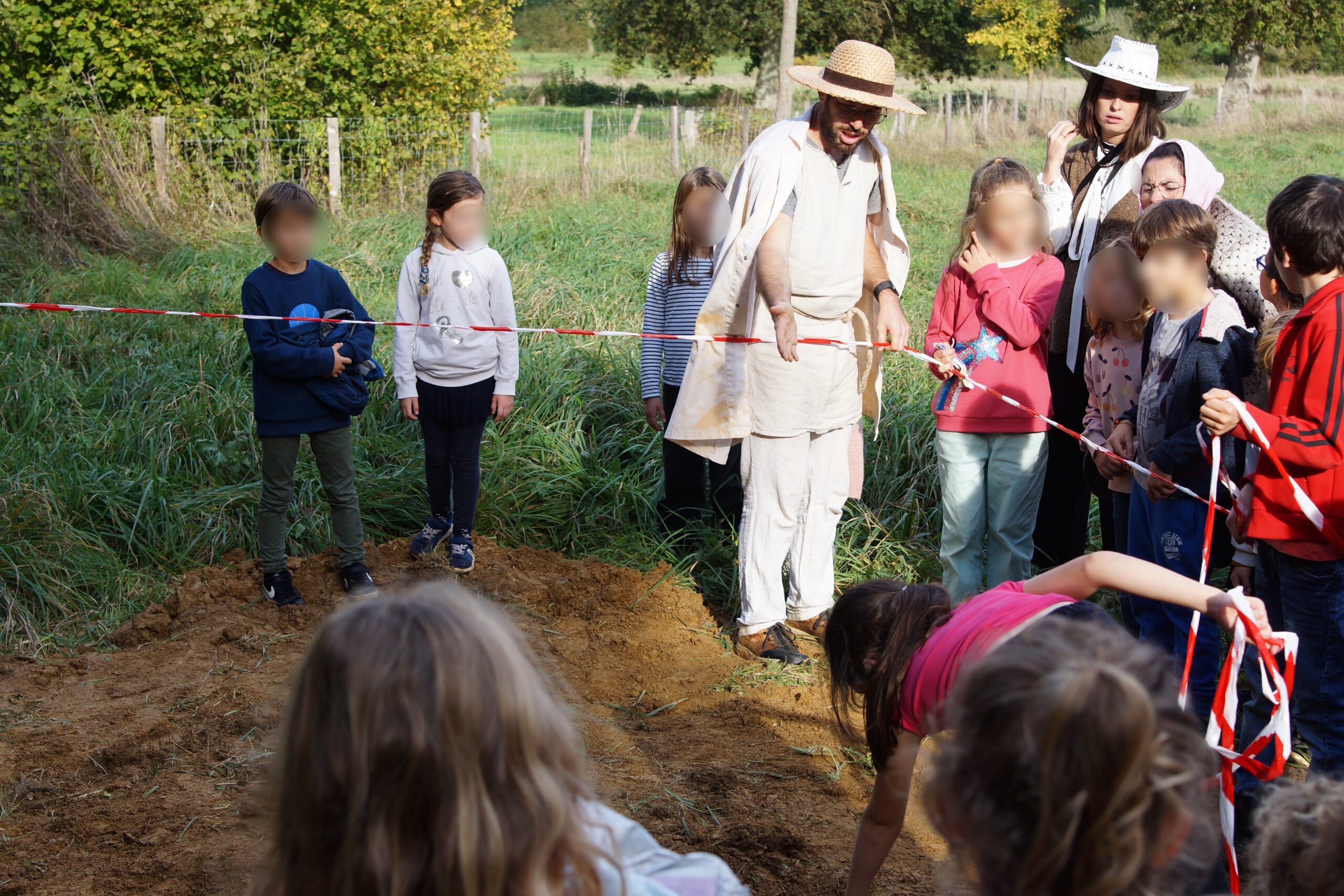 Sous la direction d'Indi, les enfants déterrent le sarcophage